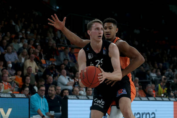 显得迟缓 显得迟缓